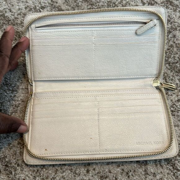 Michael Kors Cream Hamilton Wallet - Picture 7 of 8